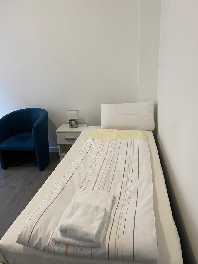 Modernes Apartment Mit 2 Schlafzimmern Und Privatparkplatz Nahe Innenstadt Neumünster Extérieur photo