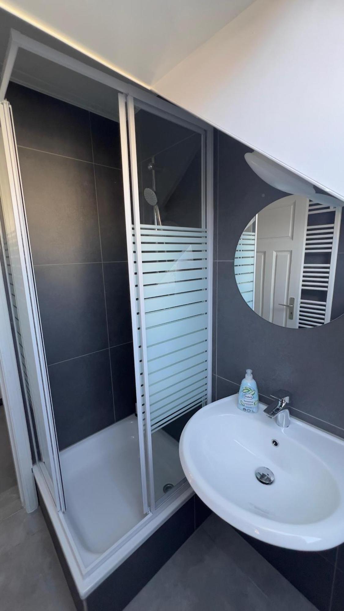 Modernes Apartment Mit 2 Schlafzimmern Und Privatparkplatz Nahe Innenstadt Neumünster Extérieur photo