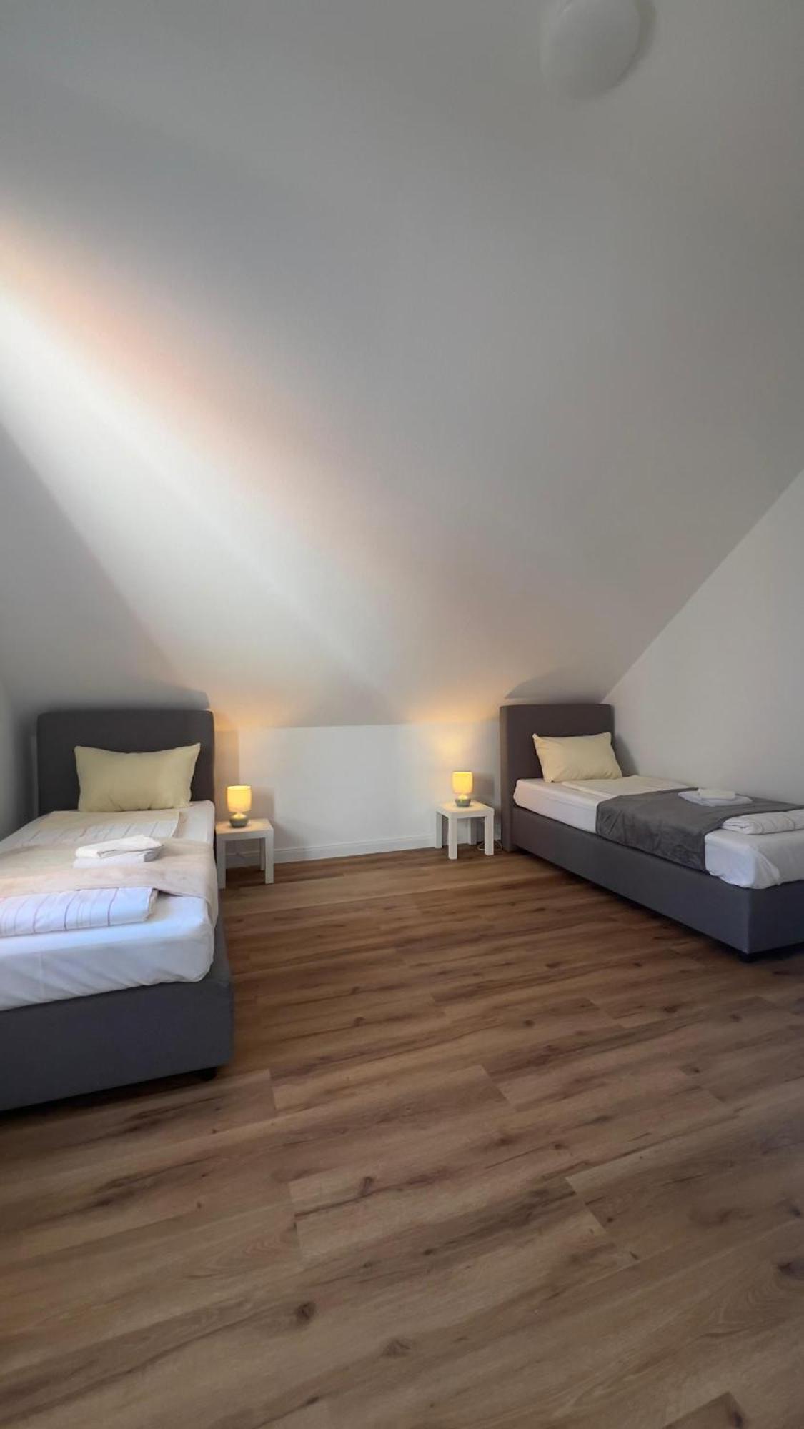 Modernes Apartment Mit 2 Schlafzimmern Und Privatparkplatz Nahe Innenstadt Neumünster Extérieur photo
