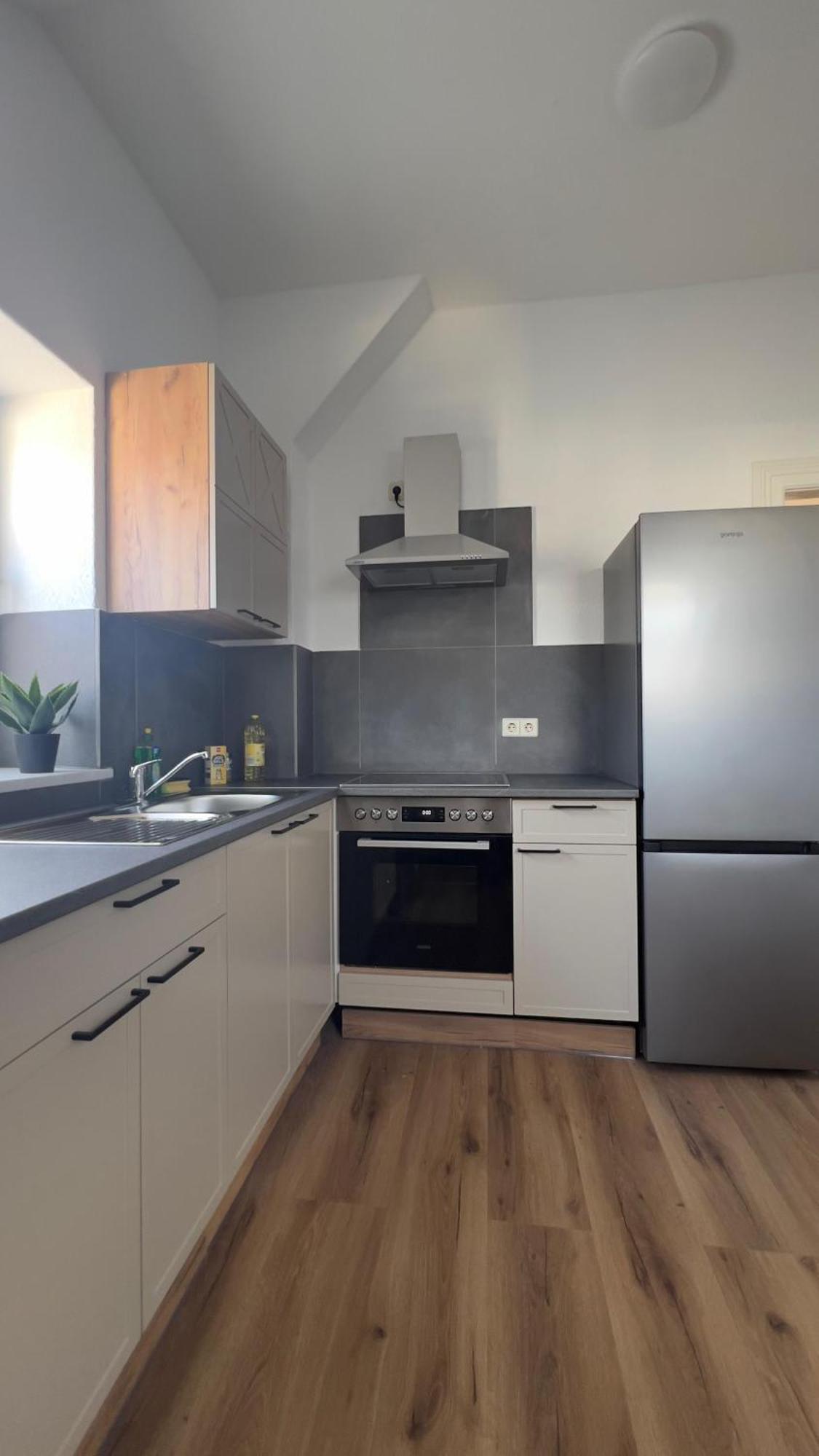 Modernes Apartment Mit 2 Schlafzimmern Und Privatparkplatz Nahe Innenstadt Neumünster Extérieur photo